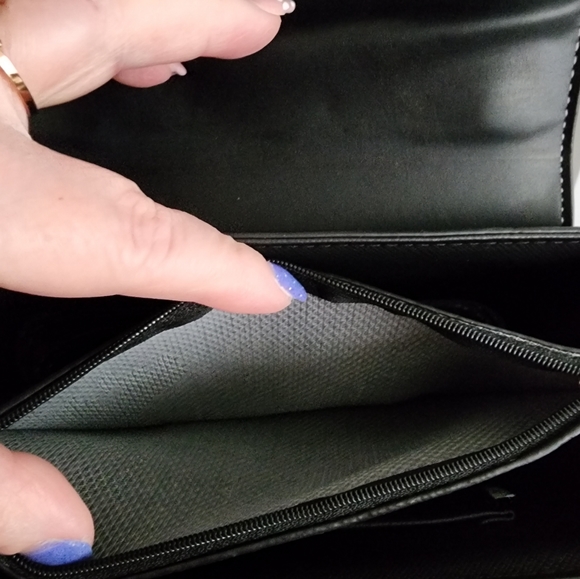 Women's Black and Red Heart-Shaped Design Crossbody Shoulder Bag - Picture 8 of 15